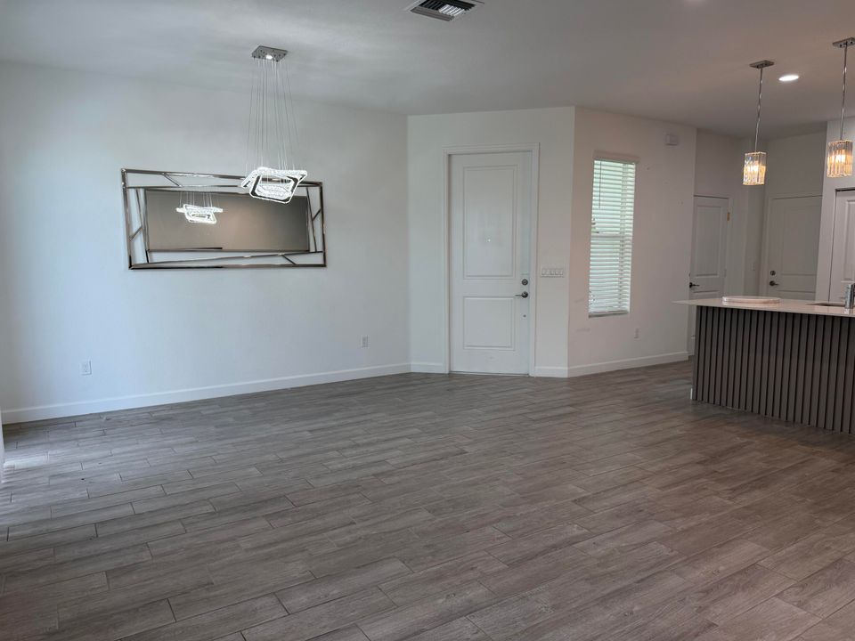 出租: $3,400 (4 贝兹, 2 浴室, 1750 平方英尺)