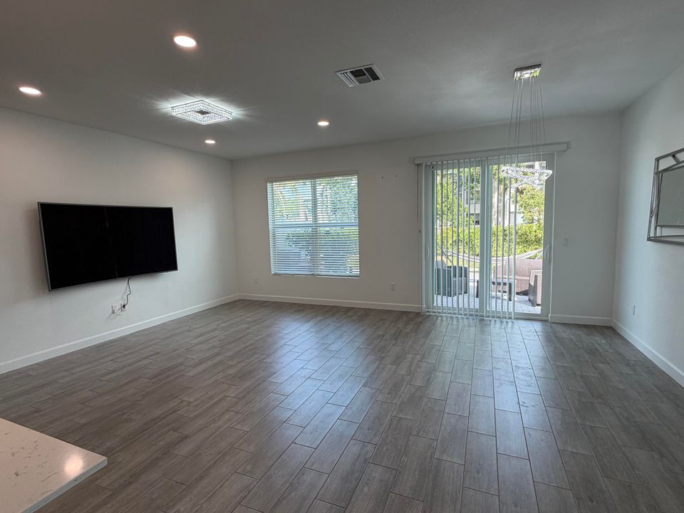 出租: $3,400 (4 贝兹, 2 浴室, 1750 平方英尺)