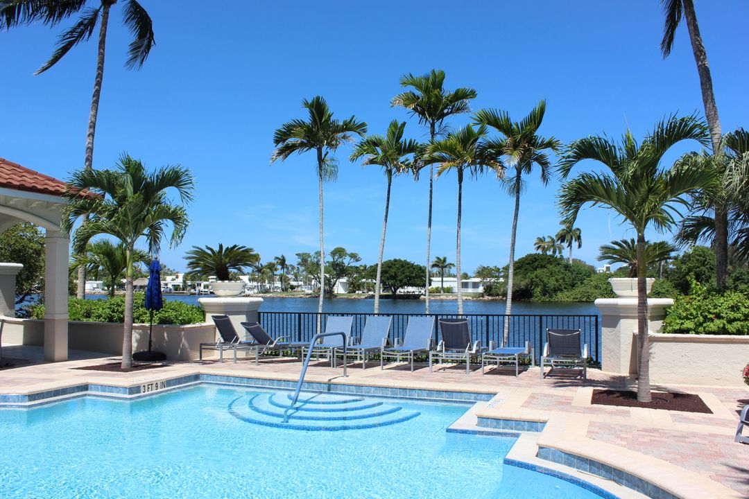 For Rent: $2,900 (2 beds, 1 baths, 933 Square Feet)