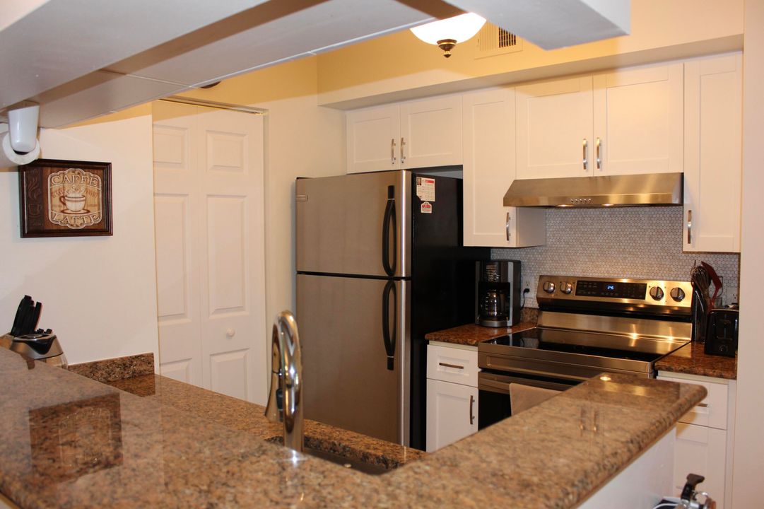 For Rent: $2,900 (2 beds, 1 baths, 933 Square Feet)