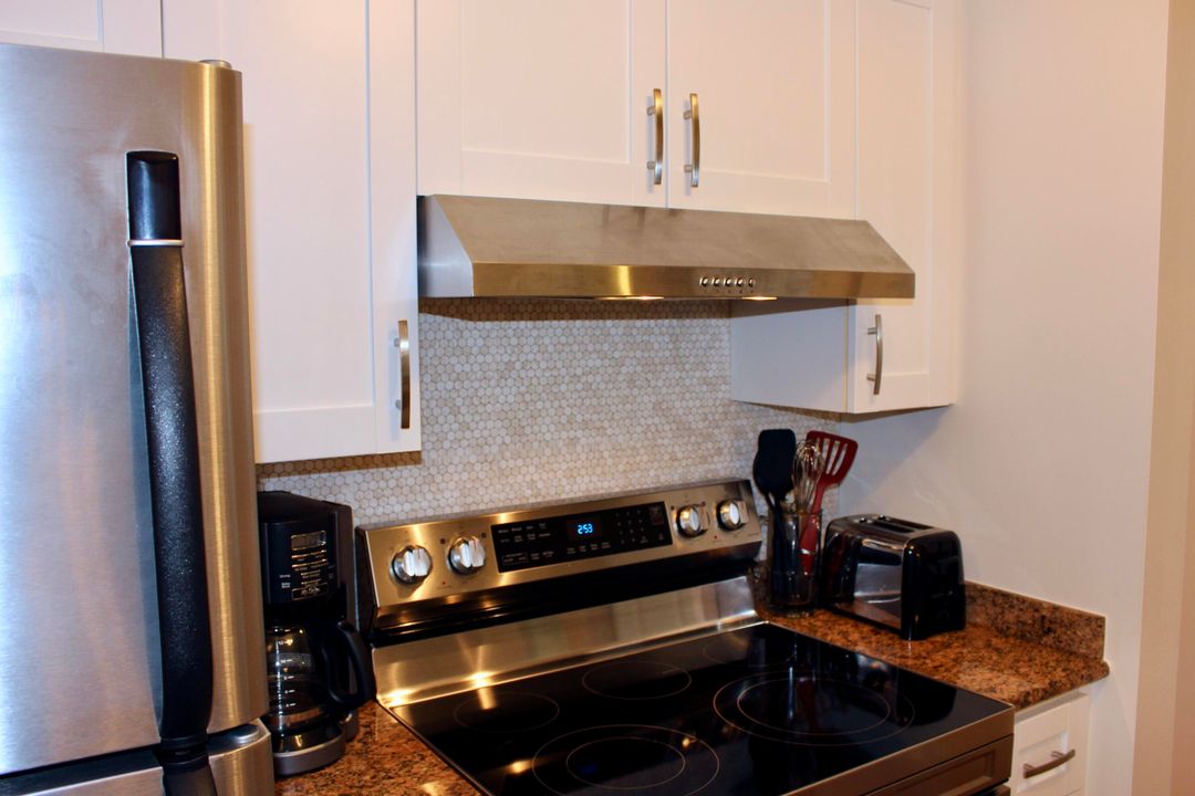 For Rent: $2,900 (2 beds, 1 baths, 933 Square Feet)