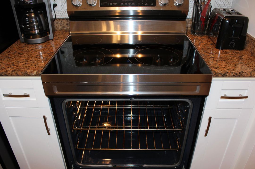 For Rent: $2,900 (2 beds, 1 baths, 933 Square Feet)