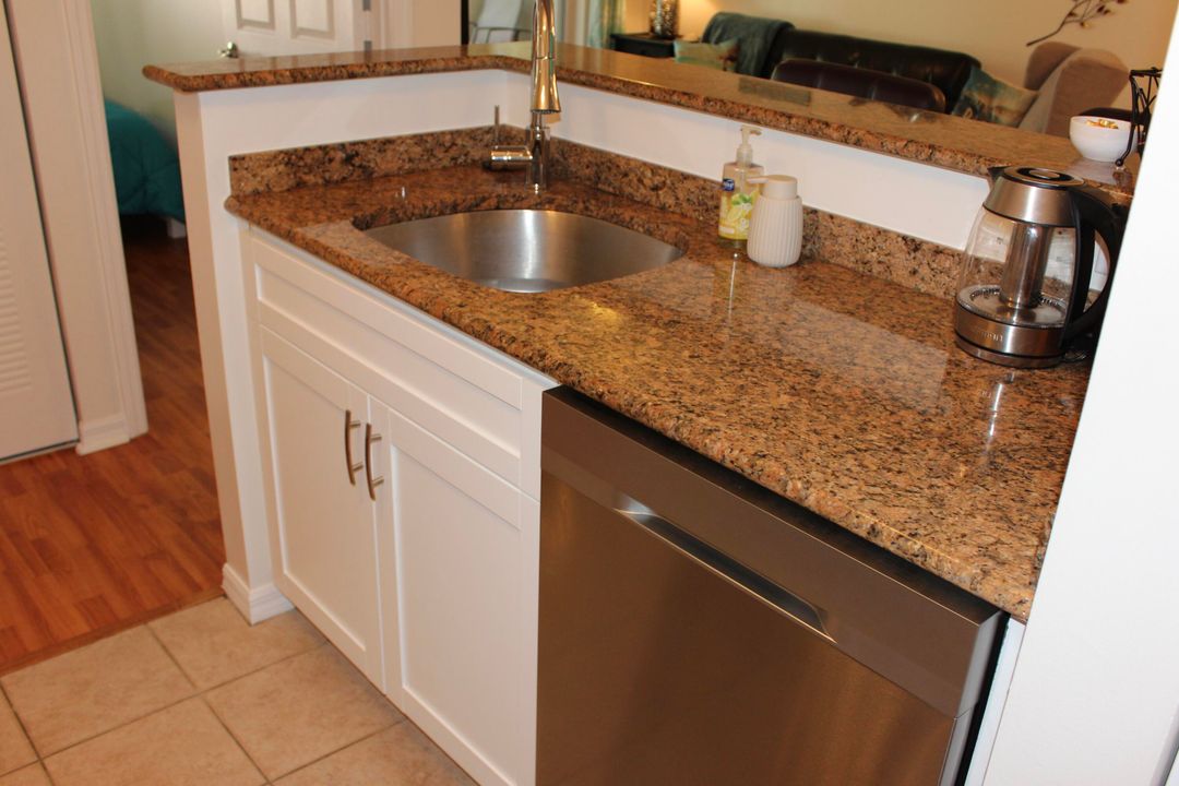 For Rent: $2,900 (2 beds, 1 baths, 933 Square Feet)