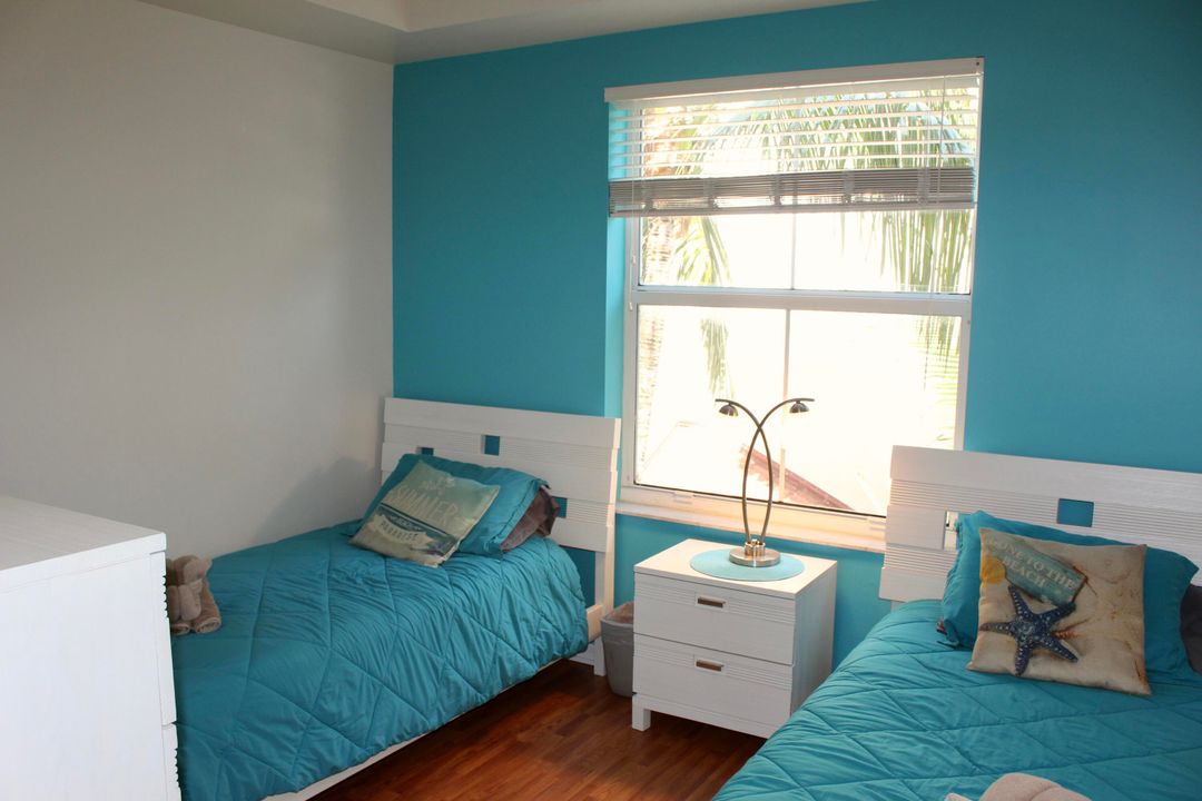 For Rent: $2,900 (2 beds, 1 baths, 933 Square Feet)