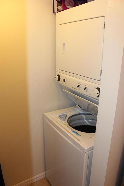 For Rent: $2,900 (2 beds, 1 baths, 933 Square Feet)