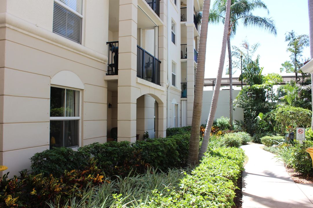 For Rent: $2,900 (2 beds, 1 baths, 933 Square Feet)