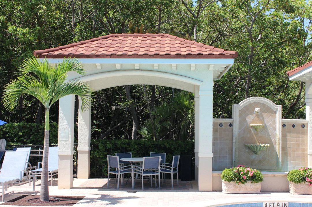 For Rent: $2,900 (2 beds, 1 baths, 933 Square Feet)