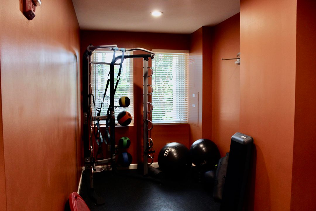 For Rent: $2,900 (2 beds, 1 baths, 933 Square Feet)