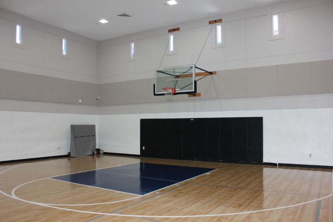 For Rent: $2,900 (2 beds, 1 baths, 933 Square Feet)