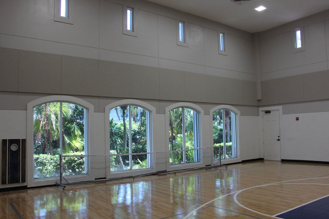 For Rent: $2,900 (2 beds, 1 baths, 933 Square Feet)