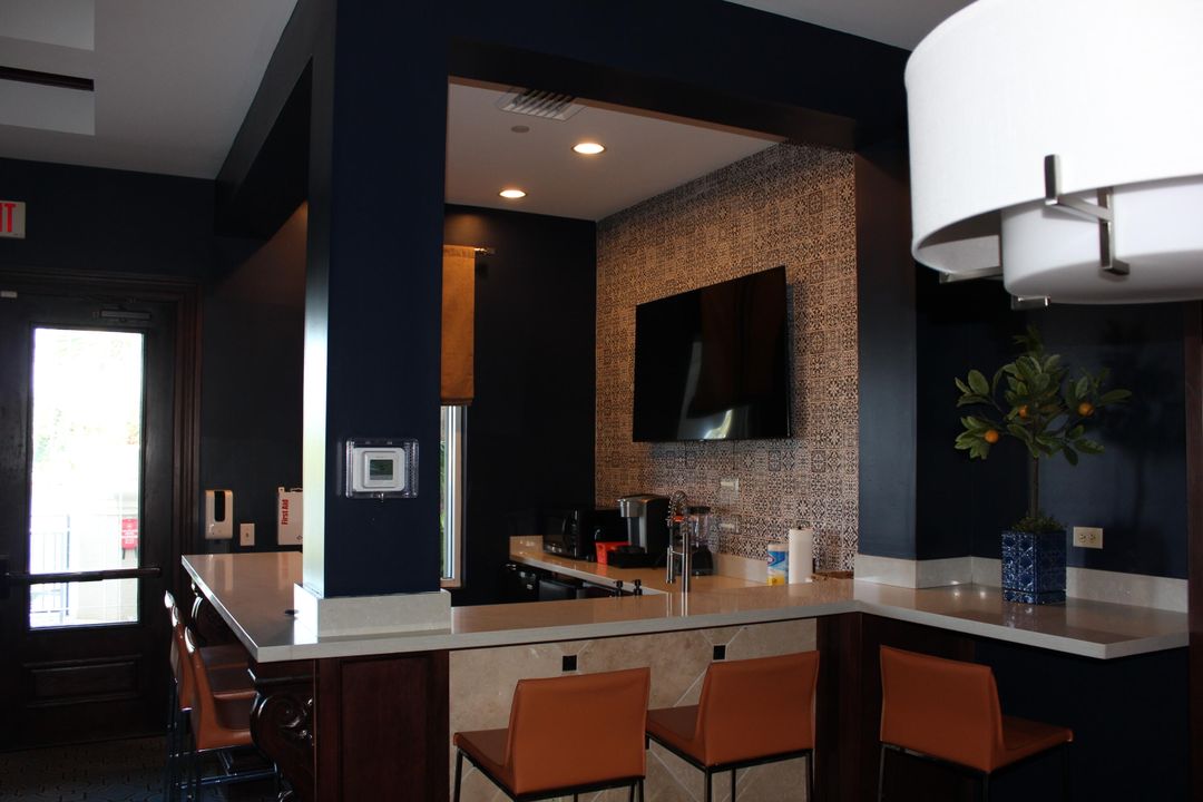 For Rent: $2,900 (2 beds, 1 baths, 933 Square Feet)