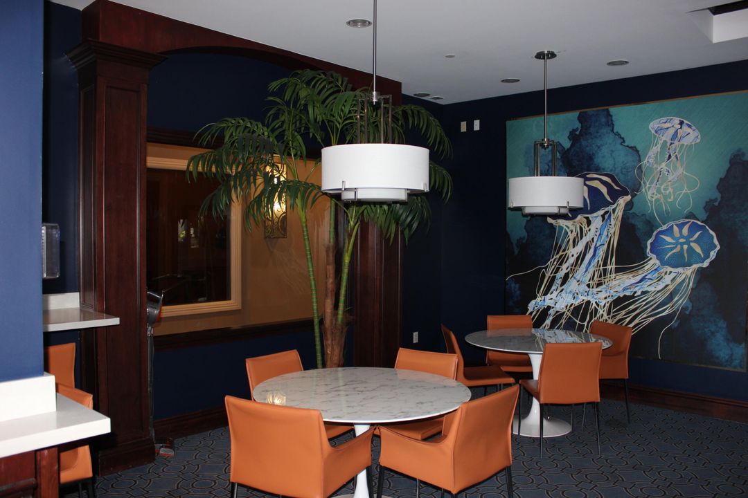 For Rent: $2,900 (2 beds, 1 baths, 933 Square Feet)