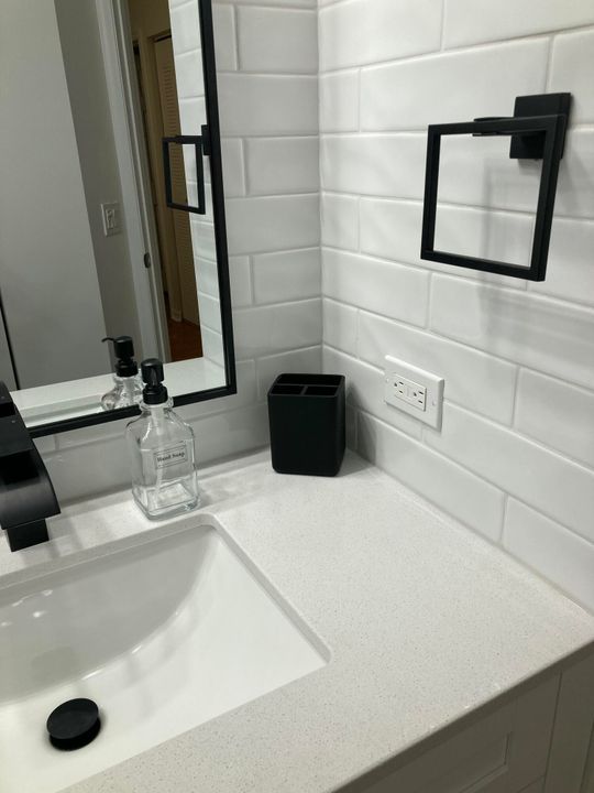 For Rent: $2,900 (2 beds, 1 baths, 933 Square Feet)