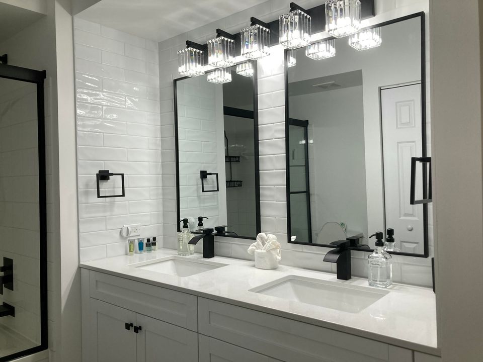 For Rent: $2,900 (2 beds, 1 baths, 933 Square Feet)