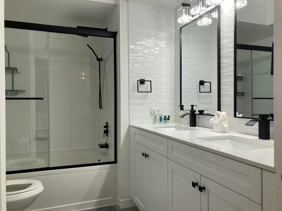 For Rent: $2,900 (2 beds, 1 baths, 933 Square Feet)