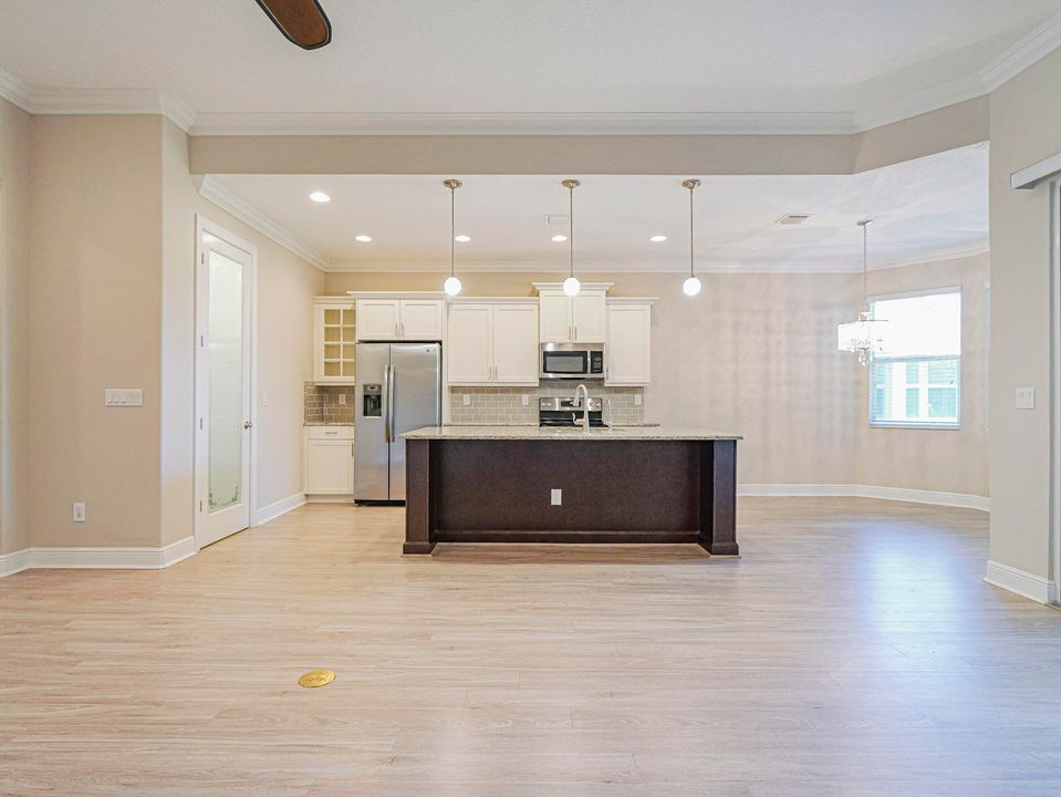 待售: $367,000 (3 贝兹, 2 浴室, 1682 平方英尺)