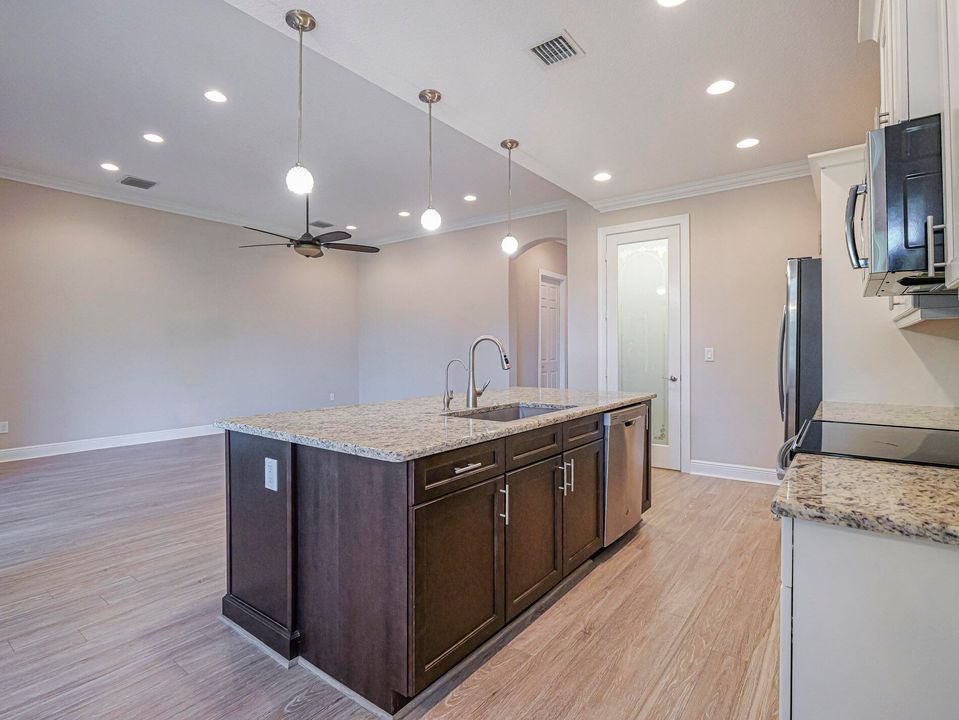 待售: $367,000 (3 贝兹, 2 浴室, 1682 平方英尺)