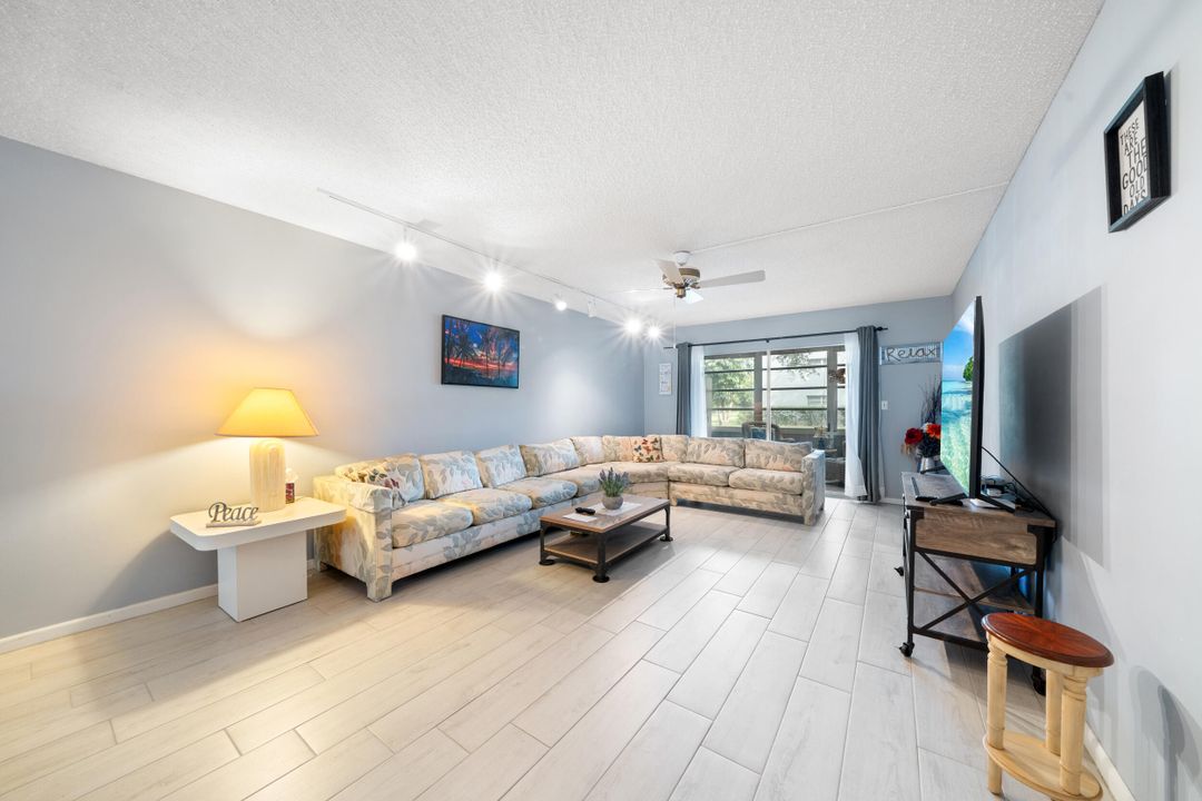 合同活跃: $2,500 (2 贝兹, 2 浴室, 1291 平方英尺)