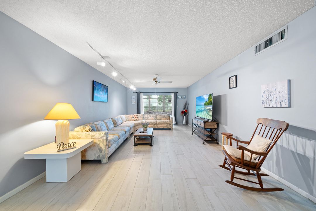 合同活跃: $2,500 (2 贝兹, 2 浴室, 1291 平方英尺)