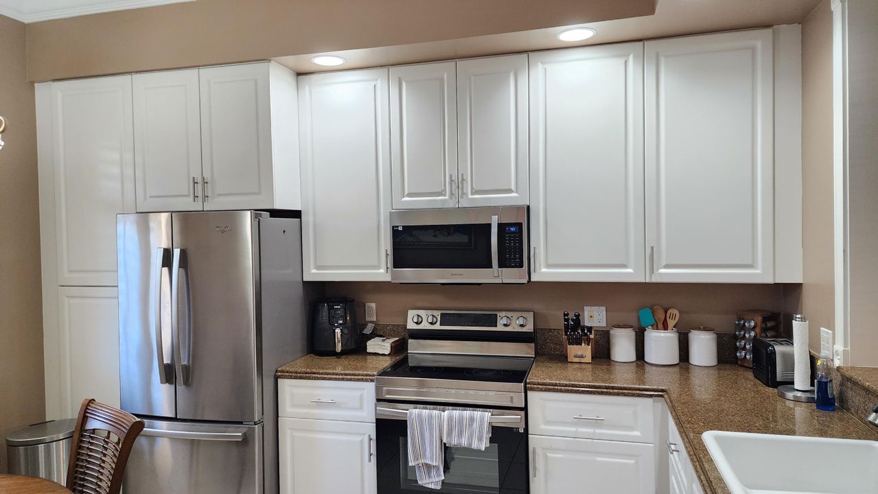 For Rent: $2,150 (2 beds, 2 baths, 1989 Square Feet)