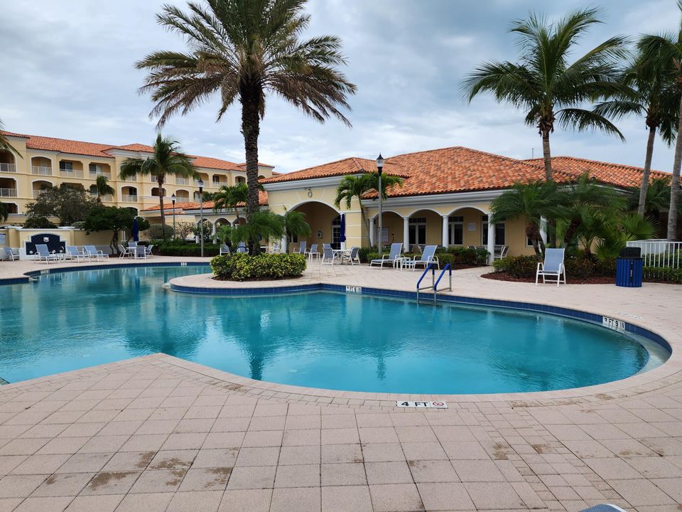 For Rent: $2,150 (2 beds, 2 baths, 1989 Square Feet)