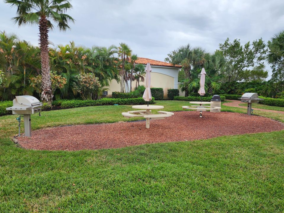 For Rent: $2,150 (2 beds, 2 baths, 1989 Square Feet)