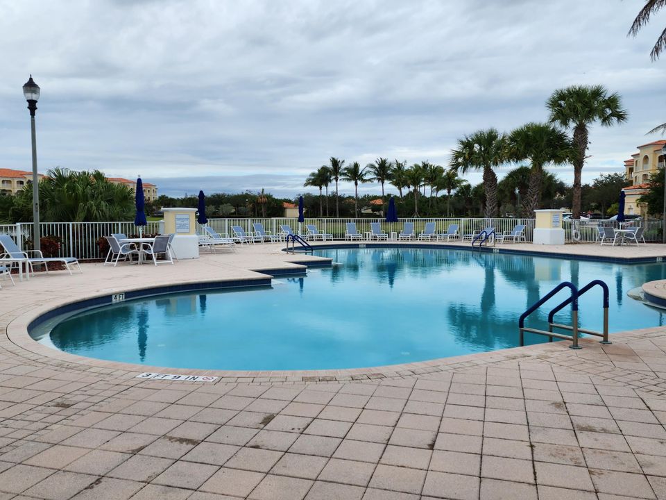 For Rent: $2,150 (2 beds, 2 baths, 1989 Square Feet)