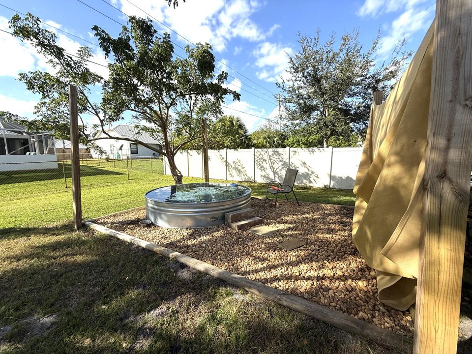 Active With Contract: $355,000 (3 beds, 2 baths, 1390 Square Feet)