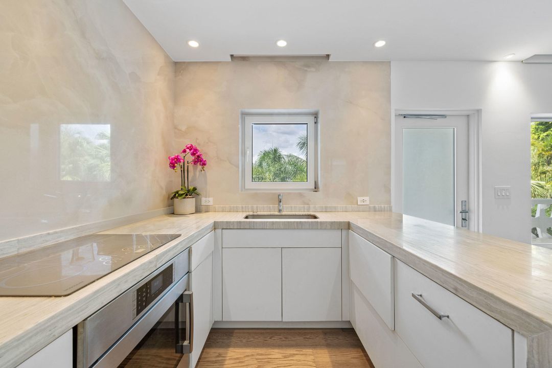 待售: $2,300,000 (2 贝兹, 2 浴室, 1397 平方英尺)