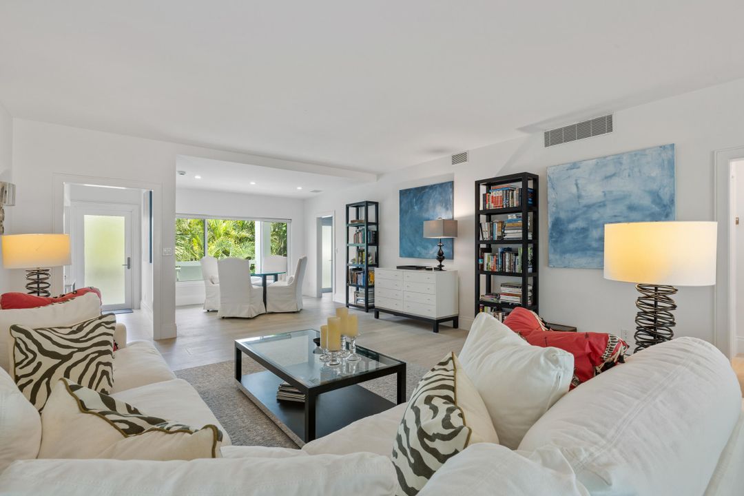 待售: $2,300,000 (2 贝兹, 2 浴室, 1395 平方英尺)