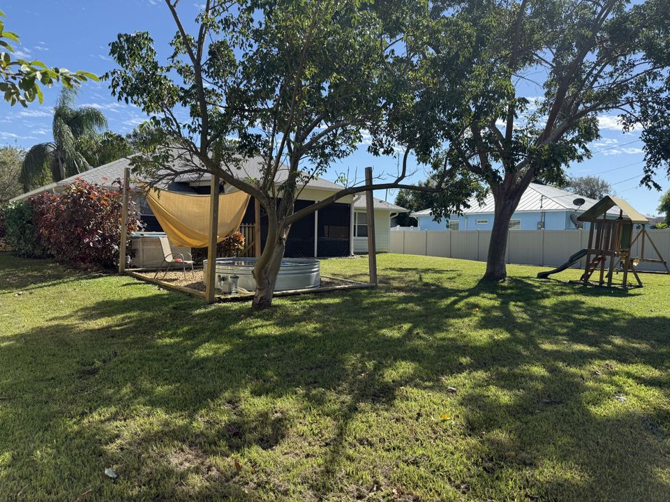 Active With Contract: $355,000 (3 beds, 2 baths, 1390 Square Feet)