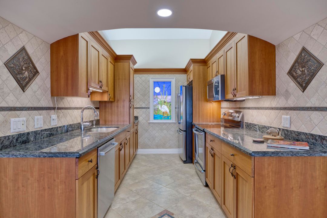 待售: $875,000 (2 贝兹, 2 浴室, 1385 平方英尺)