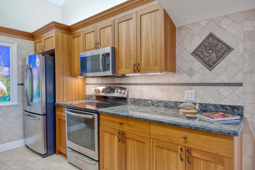 待售: $875,000 (2 贝兹, 2 浴室, 1385 平方英尺)