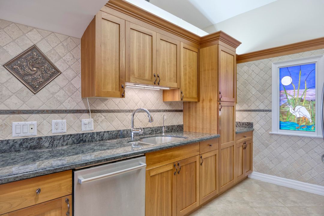 待售: $875,000 (2 贝兹, 2 浴室, 1385 平方英尺)