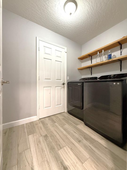 Active With Contract: $355,000 (3 beds, 2 baths, 1390 Square Feet)