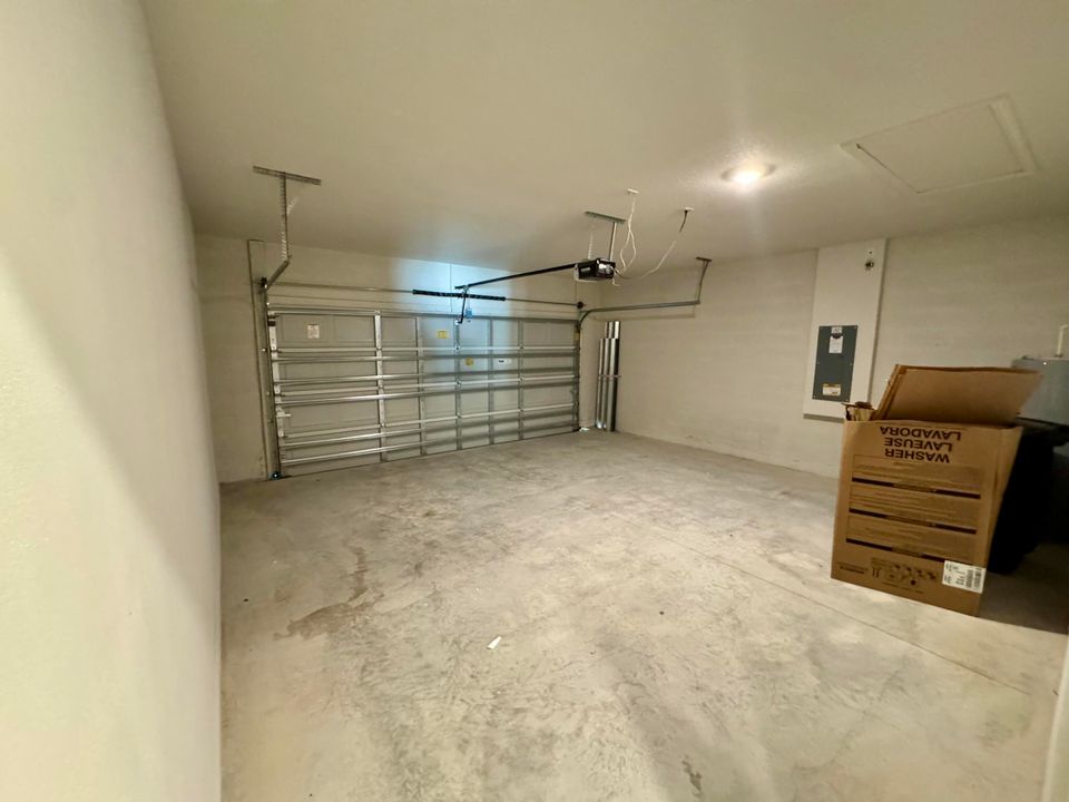 For Rent: $2,450 (4 beds, 2 baths, 1828 Square Feet)