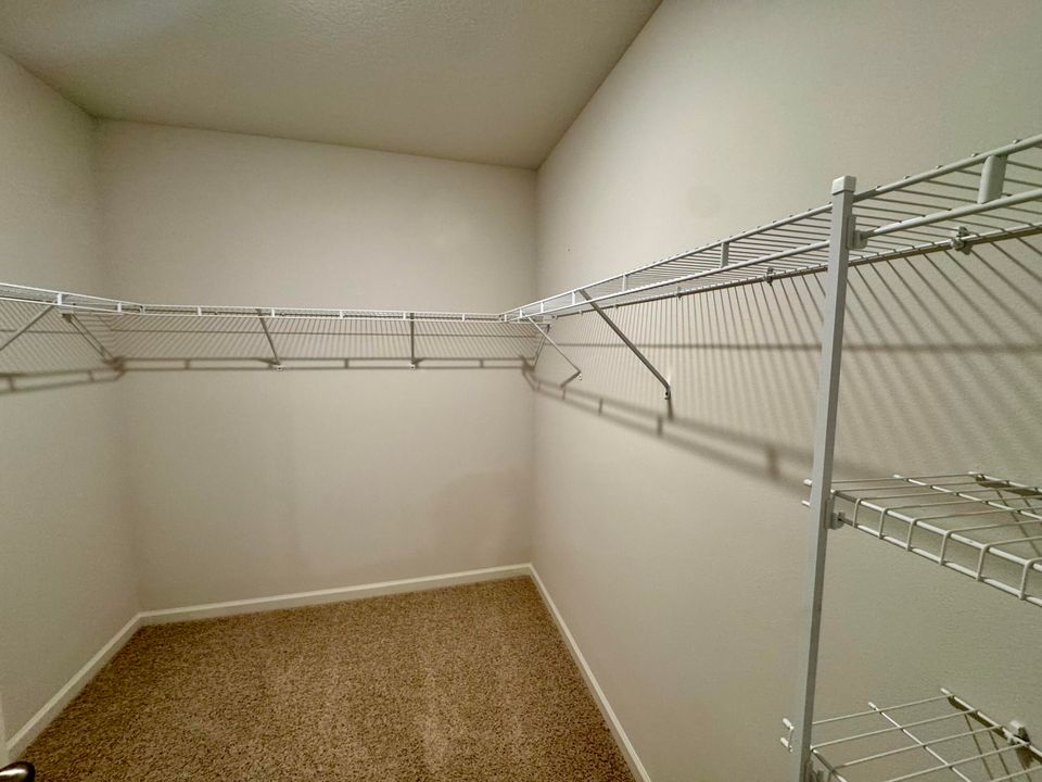 For Rent: $2,450 (4 beds, 2 baths, 1828 Square Feet)