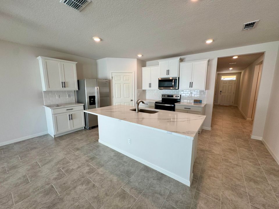 For Rent: $2,450 (4 beds, 2 baths, 1828 Square Feet)