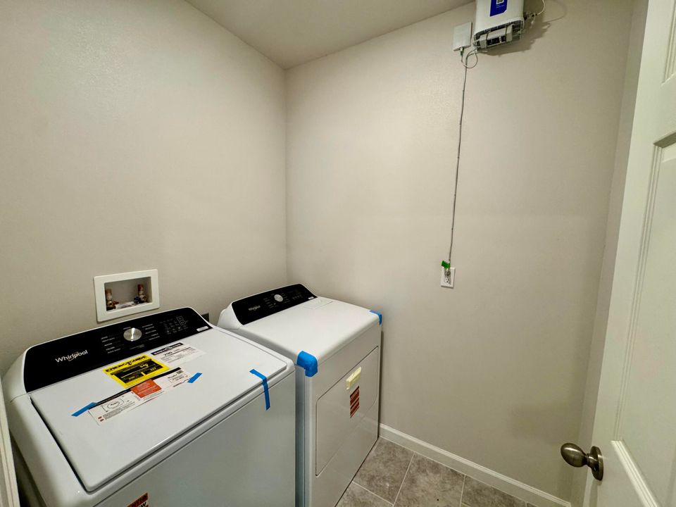 For Rent: $2,450 (4 beds, 2 baths, 1828 Square Feet)