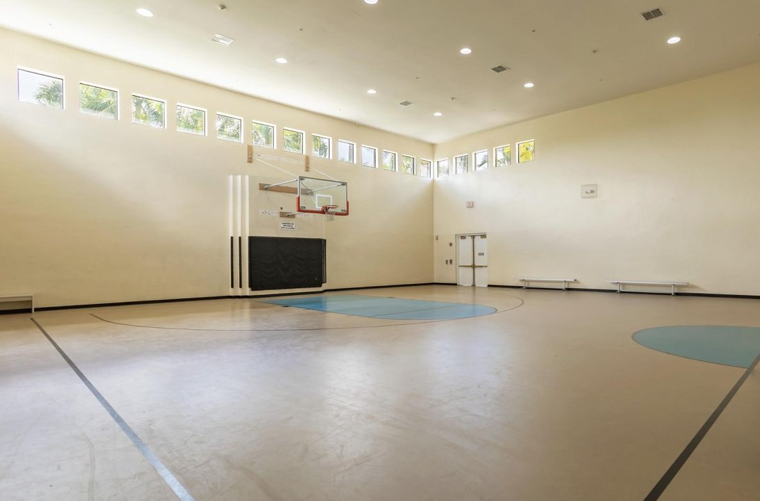 For Sale: $995,000 (6 beds, 5 baths, 4168 Square Feet)