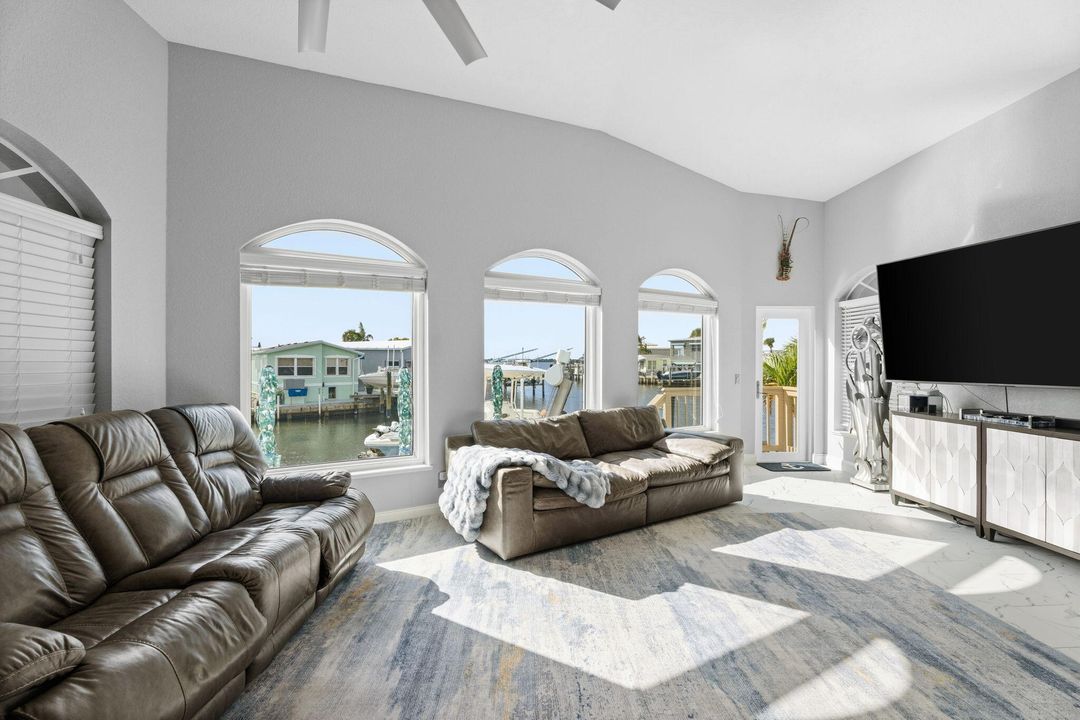 For Sale: $784,995 (2 beds, 2 baths, 1072 Square Feet)