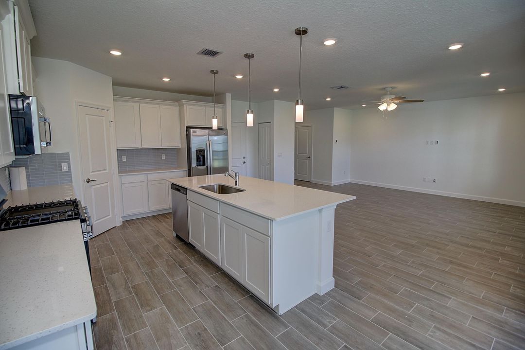 В аренду: $4,400 (4 спален, 3 ванн, 2312 Квадратных фут)