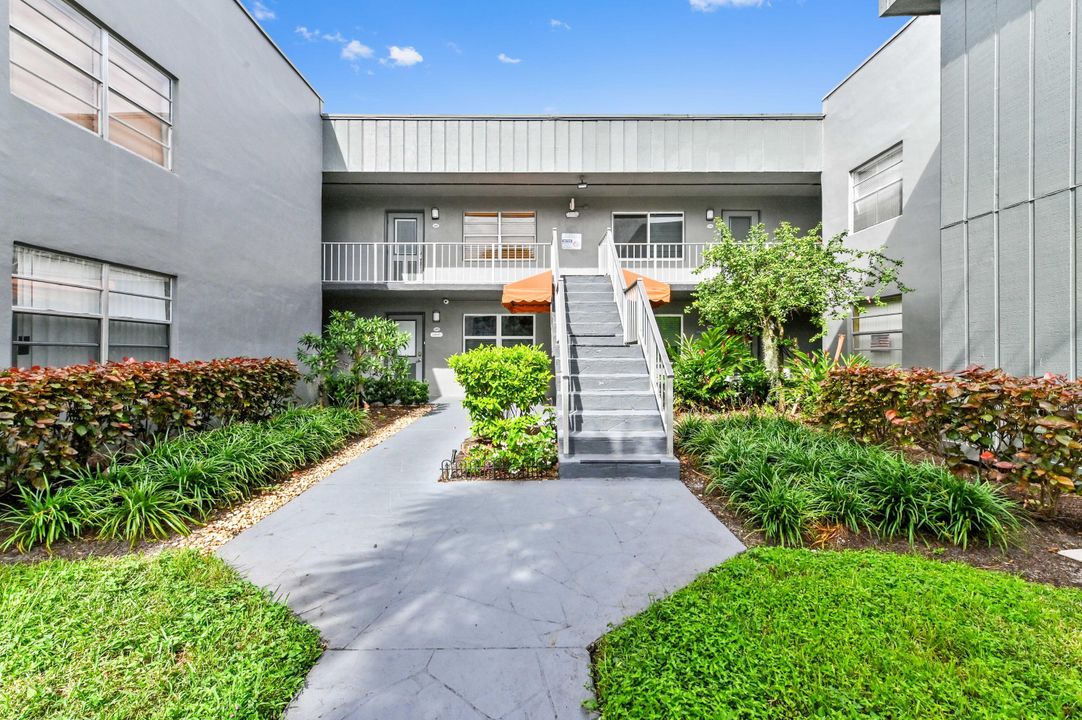 Active With Contract: $135,000 (2 beds, 2 baths, 907 Square Feet)