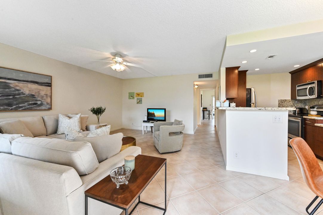 Active With Contract: $135,000 (2 beds, 2 baths, 907 Square Feet)