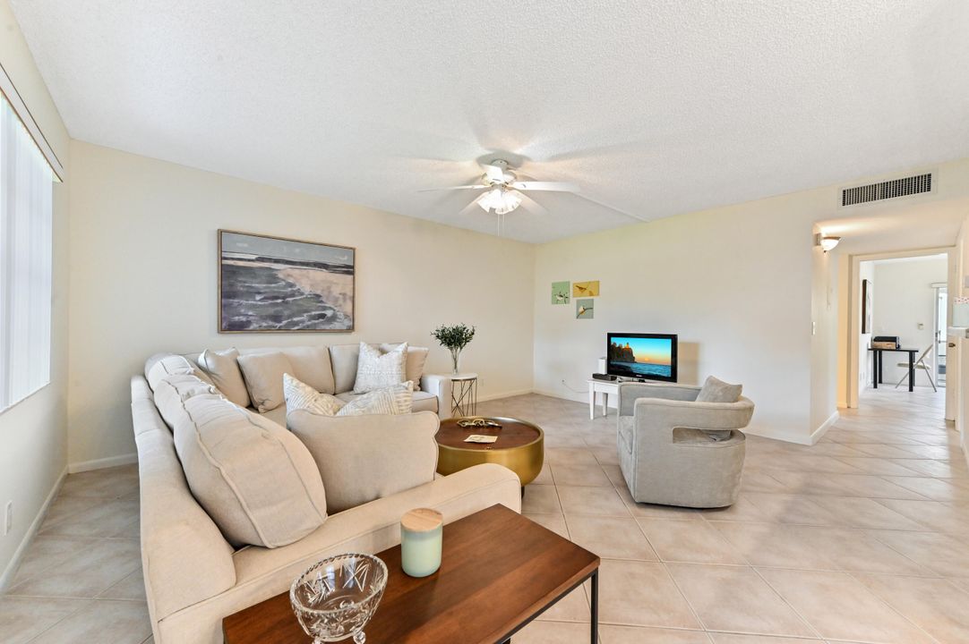 Active With Contract: $135,000 (2 beds, 2 baths, 907 Square Feet)