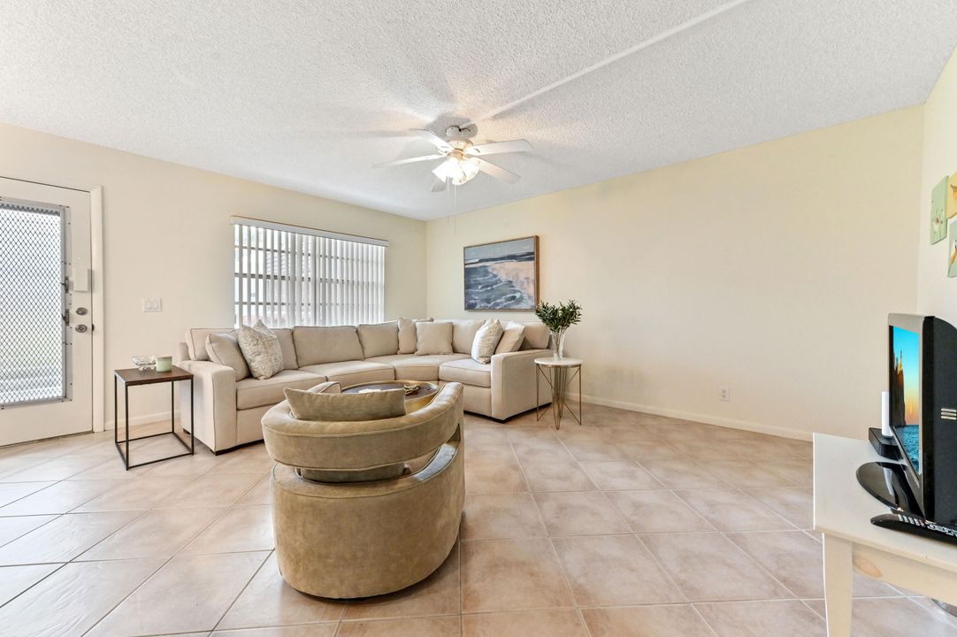 Active With Contract: $135,000 (2 beds, 2 baths, 907 Square Feet)