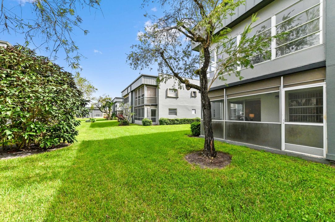 Active With Contract: $135,000 (2 beds, 2 baths, 907 Square Feet)