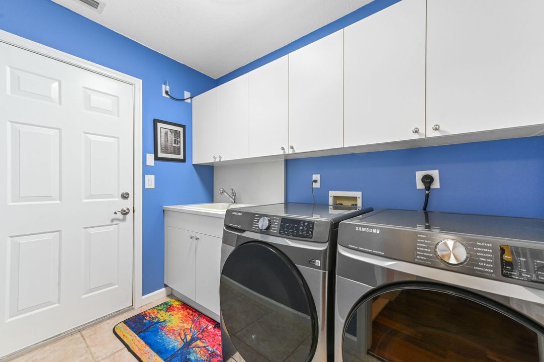 Под контрактом: $749,900 (3 спален, 2 ванн, 1996 Квадратных фут)