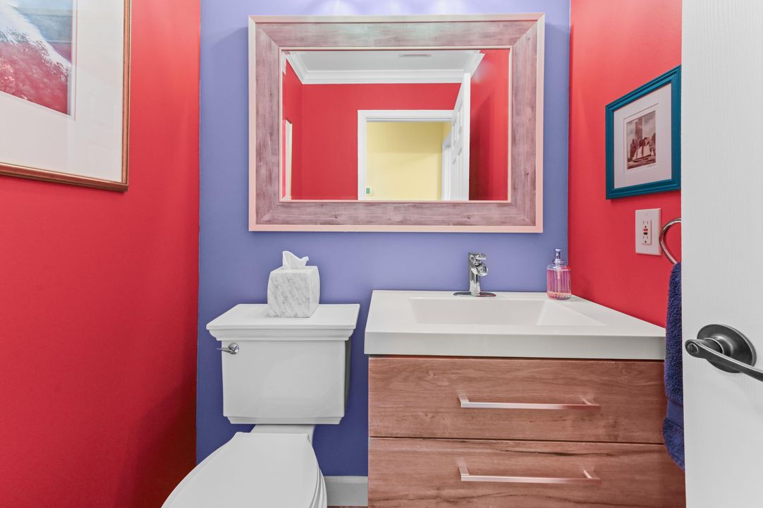 Под контрактом: $749,900 (3 спален, 2 ванн, 1996 Квадратных фут)