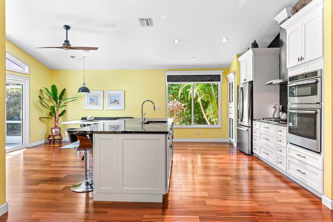 Под контрактом: $749,900 (3 спален, 2 ванн, 1996 Квадратных фут)